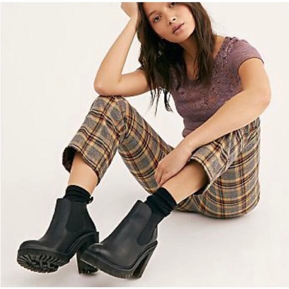 DR MARTENS Hurston Chelsea Lug Sole Heel Leather Boots 9 Black - Picture 2 of 11